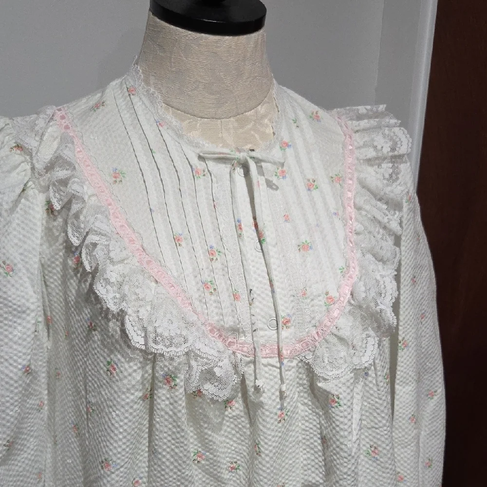 Vintage Gilligan & O'Malley White Floral Nightgown - Picture 2 of 9